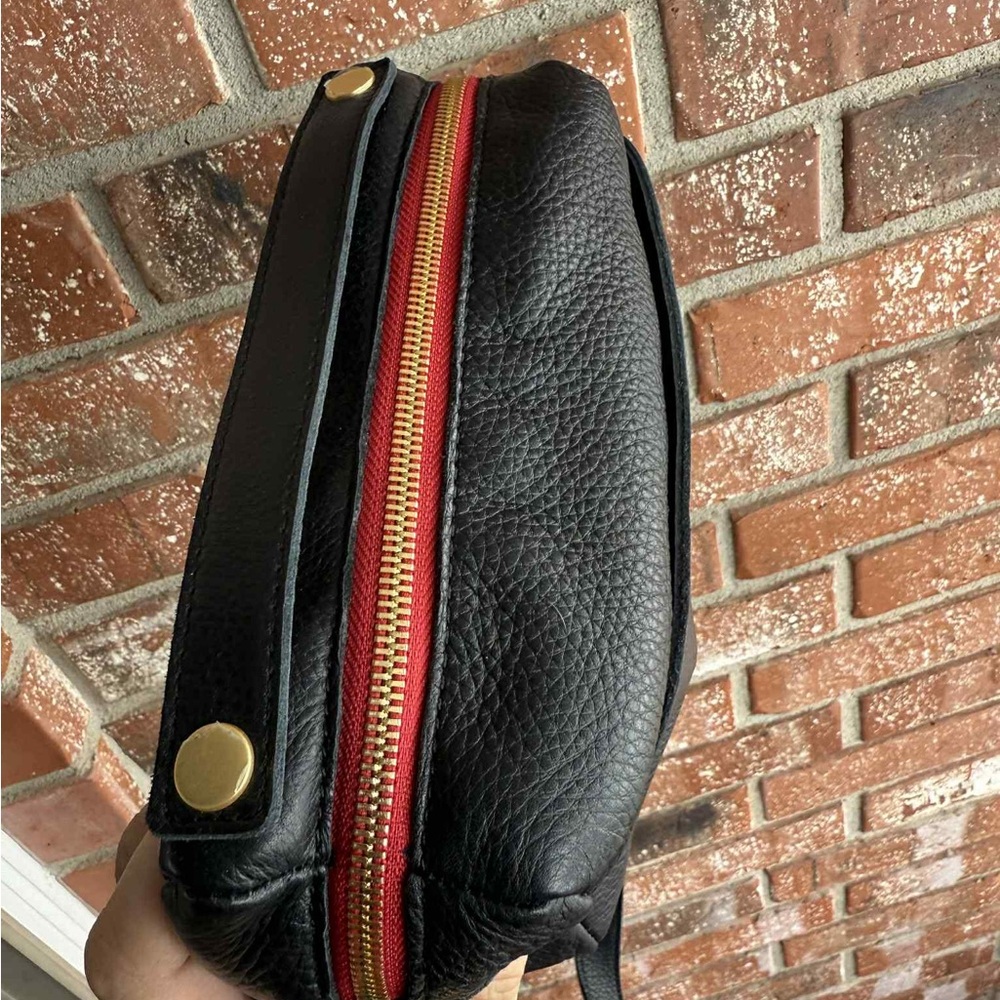 Hammitt Evan Crossbody small Black/Brushed Gold Red Zip - Picture 3 of 4